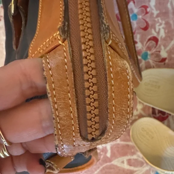 Vintage Black and Tan Leather Handbag - Picture 6 of 7